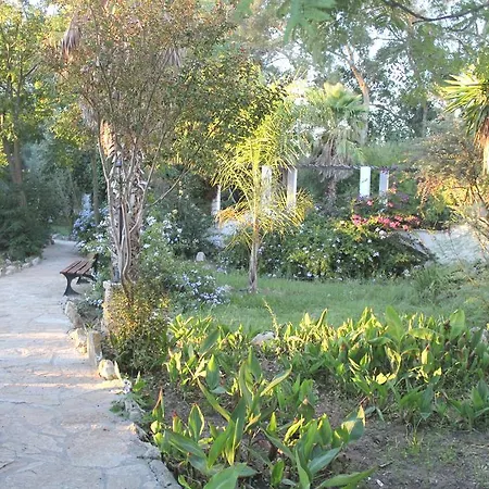San Ambrosio - In Gruener Oase Mit Terrasse, Pool, Heizung, Wifi
